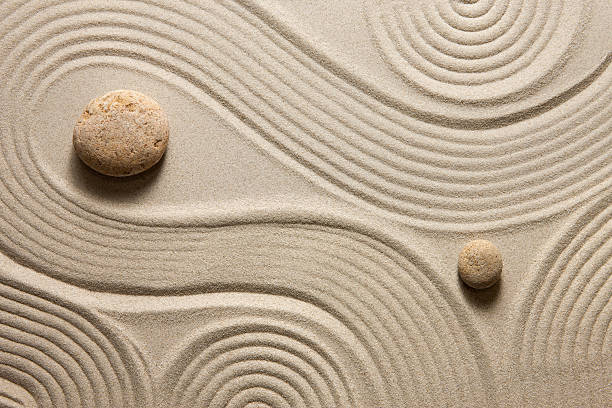 jardin zen - pebble sand photos et images de collection
