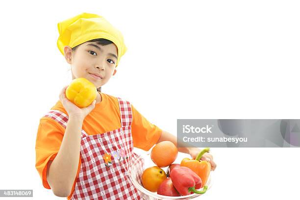 Cocina Chica En Delantal Foto de stock y más banco de imágenes de Adulto - Adulto, Alegre, Alegría