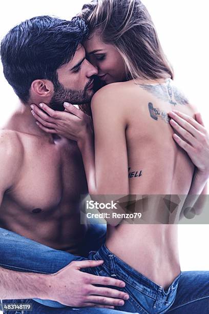Casal Apaixonado - Fotografias de stock e mais imagens de Sensualidade - Sensualidade, Casal, 20-24 Anos