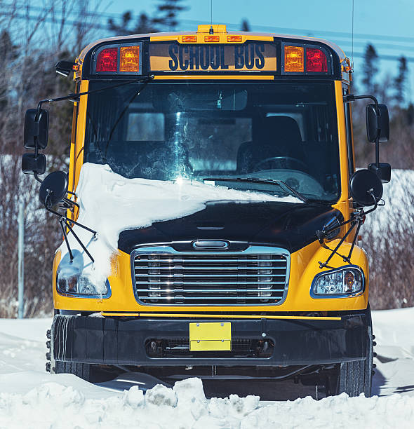 autobús de colegio nieve día - public transportation winter bus front view fotografías e imágenes de stock