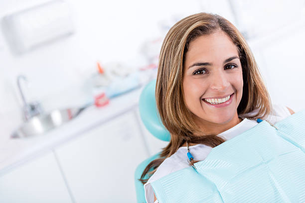 felice donna presso il dentista - dentist dental hygiene smiling patient foto e immagini stock