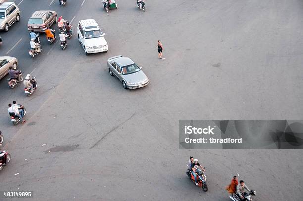 Traffico In Una Road Junction - Fotografie stock e altre immagini di Ambientazione esterna - Ambientazione esterna, Asfalto, Asia