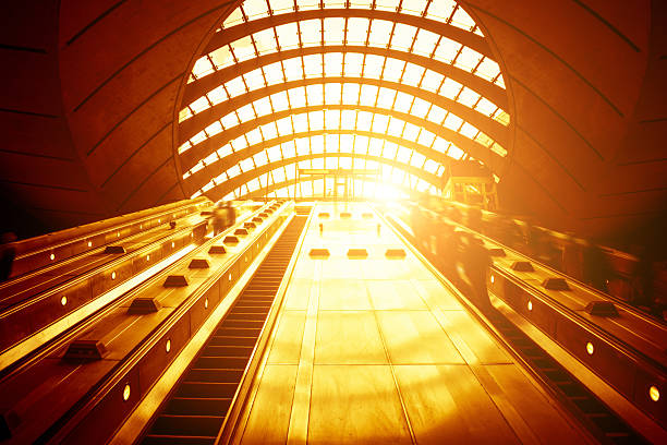 pendler der arbeit in canary wharf station-london - london england vanishing point underground diminishing perspective stock-fotos und bilder