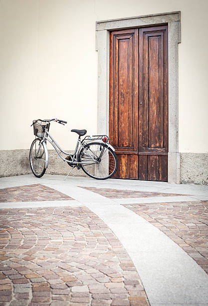 빈티지 자전거 근처에 문을 분할촬영 바닥재용, 수직분사 - sanpietrini 뉴스 사진 이미지