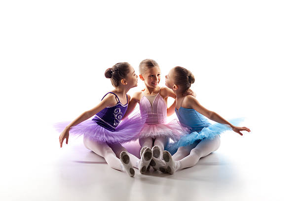 tres chicas ballet de estar pequeña en tutu y posando juntos - ballet dress studio shot costume fotografías e imágenes de stock