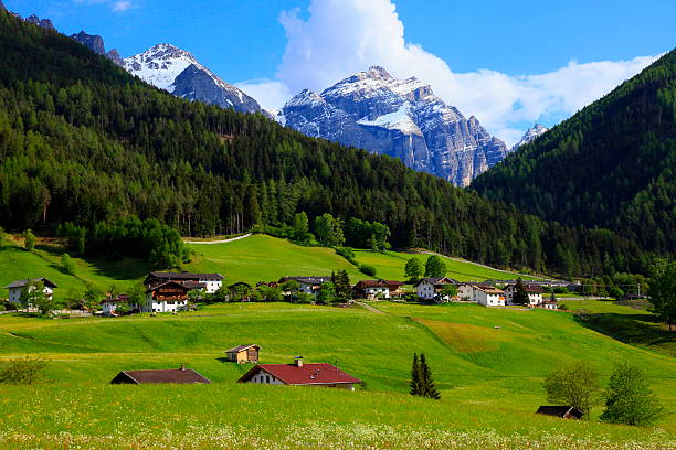 village alpin dans la vallée de stubai à innsbruck, tyrol, autriche - vibrant color forest ice snow photos et images de collection