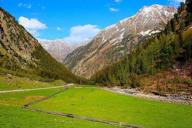 alpine farm in green stubaier valley in der nähe von innsbruck, tirol, österreich - alpenglow tirol sunrise snow stock-fotos und bilder