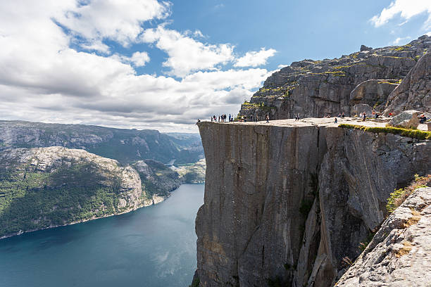 pulpit rock w lysefjorden (norwegia - rock norway courage mountain zdjęcia i obrazy z banku zdjęć