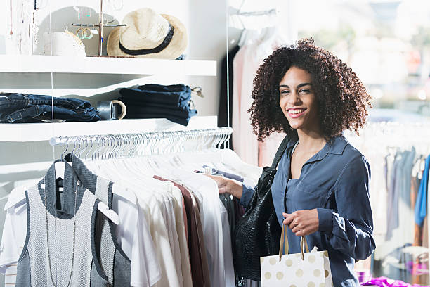 istock Shopper in boutique 483166711