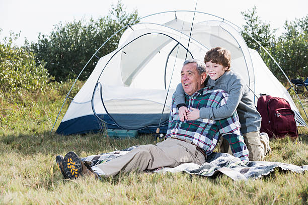 criança acampar com avô - camping tent offspring 60s imagens e fotografias de stock