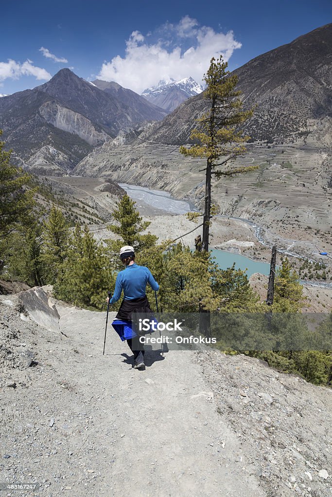 Alpinista mulher caminhadas na Annapurna Trek, Nepal - Foto de stock de Adulto royalty-free