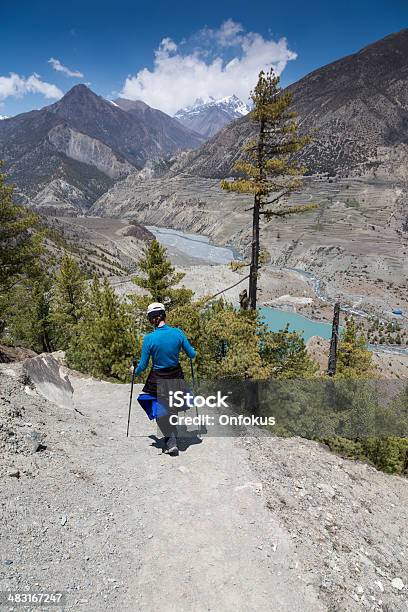 Foto de Alpinista Mulher Caminhadas Na Annapurna Trek Nepal e mais fotos de stock de Adulto