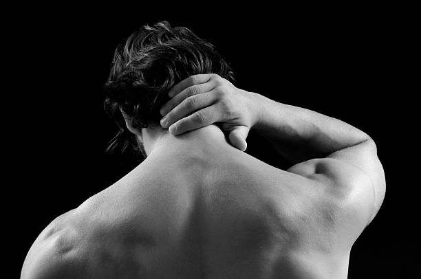 homem com dor no cervical - human muscle body building exercising black and white - fotografias e filmes do acervo