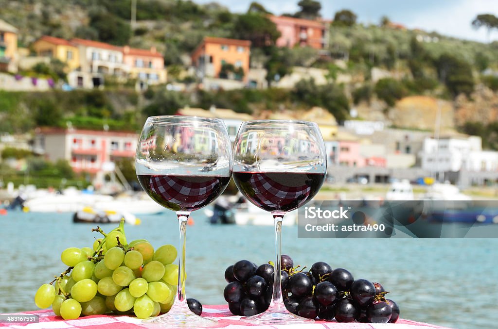 Par de wineglasses e uvas - Foto de stock de Ligúria royalty-free