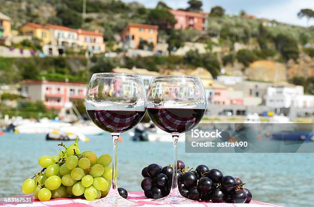 Foto de Par De Wineglasses E Uvas e mais fotos de stock de Ligúria - Ligúria, Vinho, Bebida alcoólica