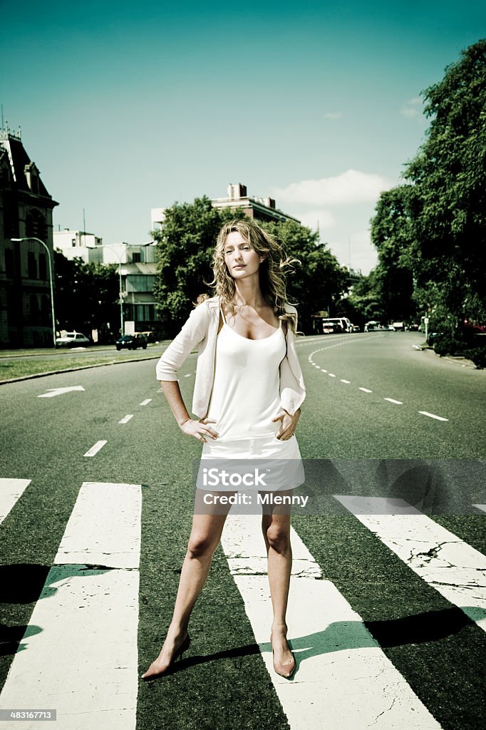 Mujer paso peatonal calle moda - Foto de stock de 20-24 años libre de derechos