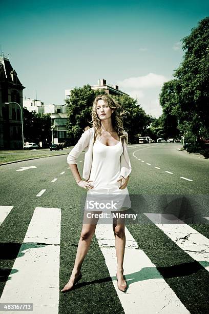 Moda Mulher Passagem Pedonal Street - Fotografias de stock e mais imagens de 20-24 Anos - 20-24 Anos, Adulto, América do Sul