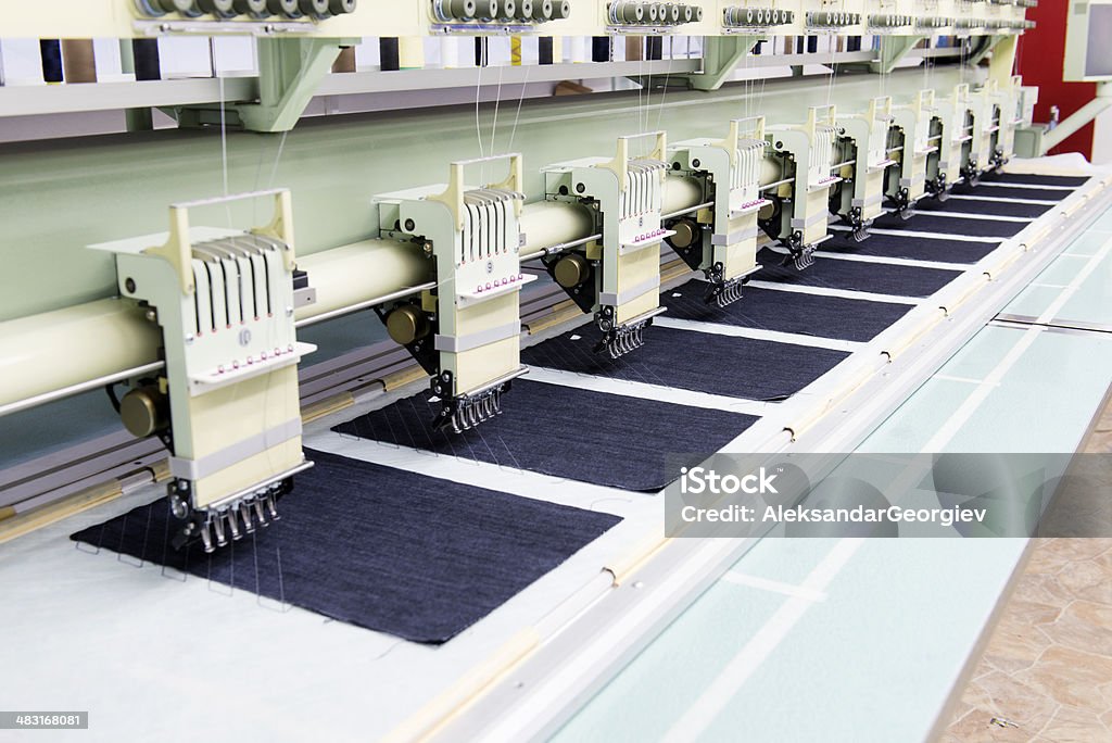Bordado máquina automática en fábrica textil - Foto de stock de Bordado libre de derechos