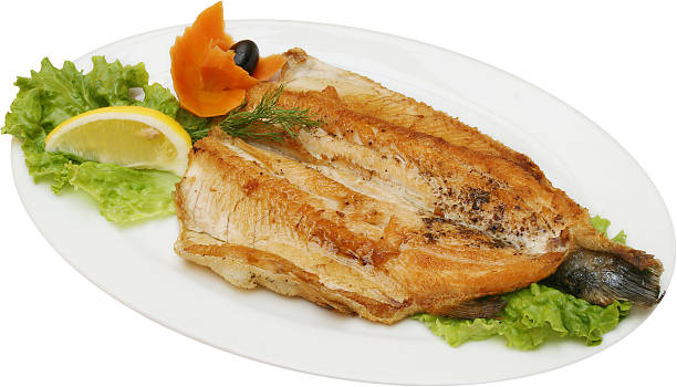 жареный на гриле рыба филе в барбекю, которые подаются с салат - sea bass prepared fish food grilled стоковые фото и изображения