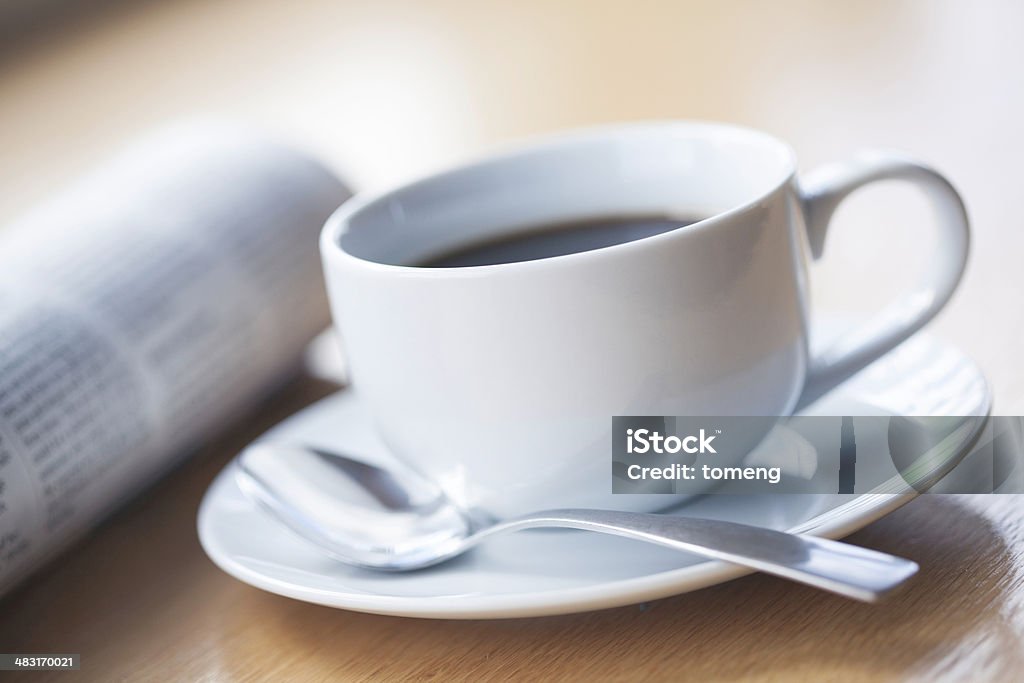 Cucchiaio con caffè e giornale - Foto stock royalty-free di Bevanda calda
