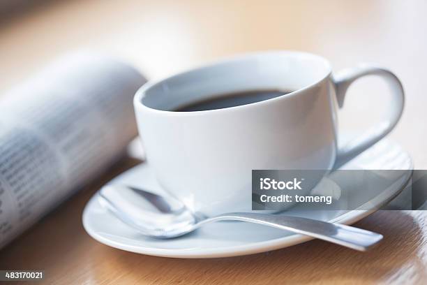 Cucchiaio Con Caffè E Giornale - Fotografie stock e altre immagini di Bevanda calda - Bevanda calda, Bianco, Bibita