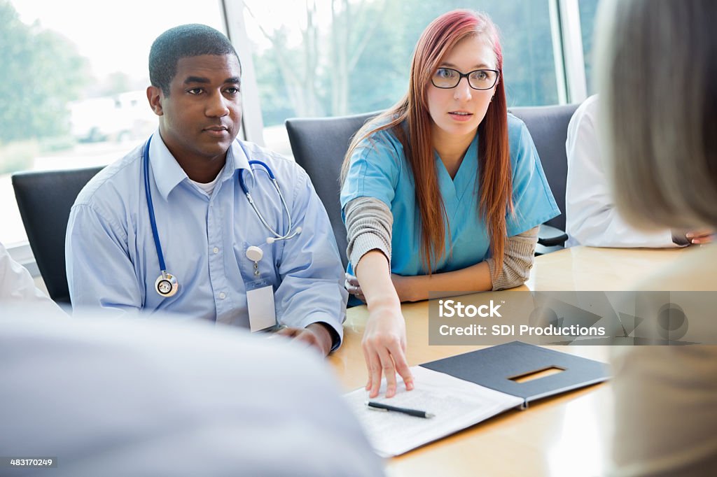 Medical pasantes siendo revisados por el personal del hospital - Foto de stock de Estrés libre de derechos