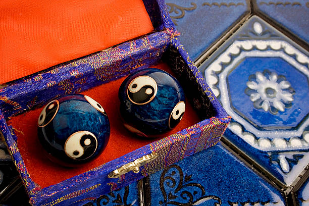 blue chinês baoding bolas - yin yang ball - fotografias e filmes do acervo