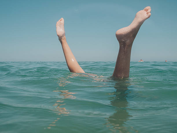 istock Legs upside down in the sea 483178106