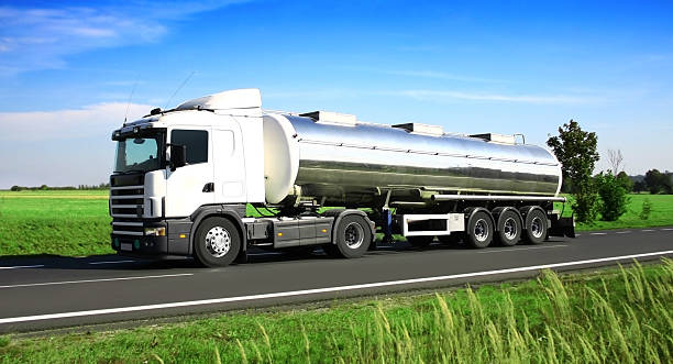 파란 하늘을 인명별 배달차 - truck fuel tanker transportation mode of transport 뉴스 사진 이미지