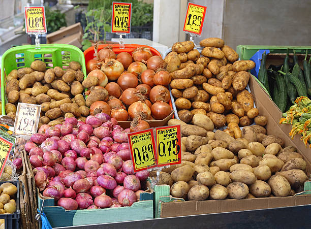 patate e cipolle - raw potato farmers market market stall vegetable foto e immagini stock