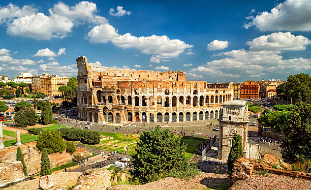 panoramiczny widok koloseum (koloseum w rzymie - rome ancient rome skyline ancient zdjęcia i obrazy z banku zdjęć