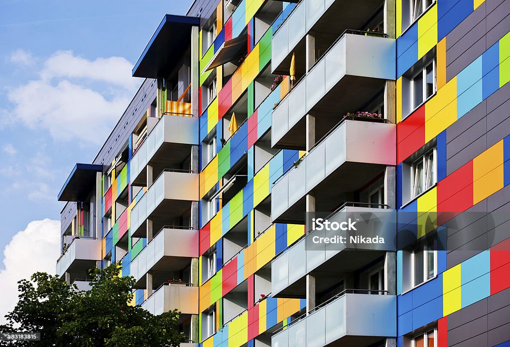 Colorido edificio apartamento - Foto de stock de Colorido libre de derechos