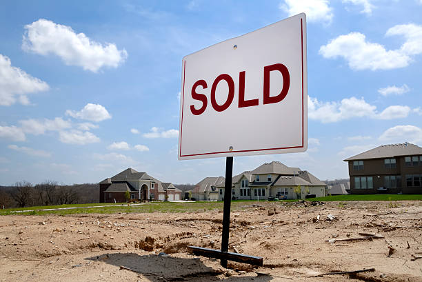 продается недвижимость собственности на новые дома строительство - vacant land стоковые фото и изображения