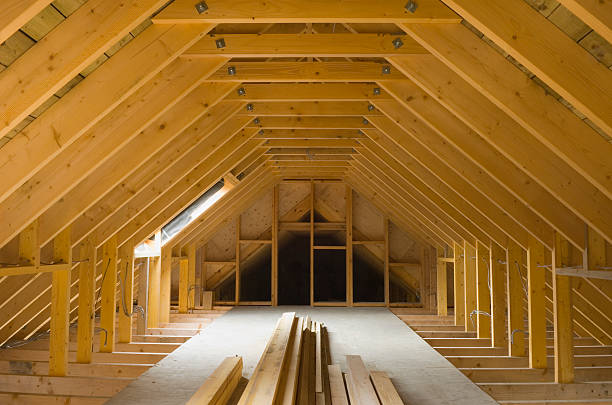 dachgeschoß veranstaltungsfläche in neu errichteten haus - home addition attic timber roof beam stock-fotos und bilder