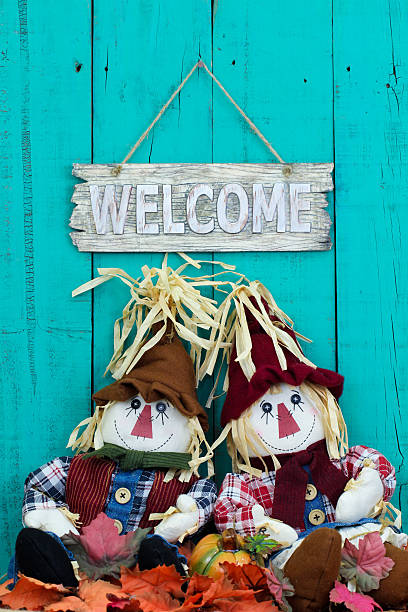 panneau de bienvenue par l'épouvantail - child autumn scarecrow decoration photos et images de collection