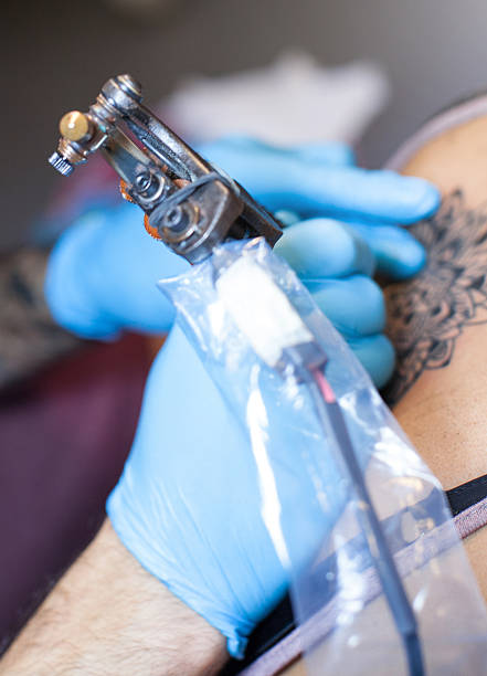 istock Tattoo artist at work 483186886