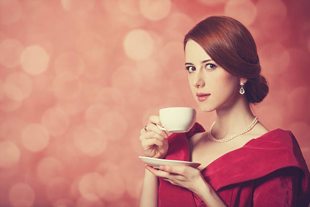 beautyful redhead. frauen mit tasse tee. - old fashioned tea cup victorian style beauty stock-fotos und bilder