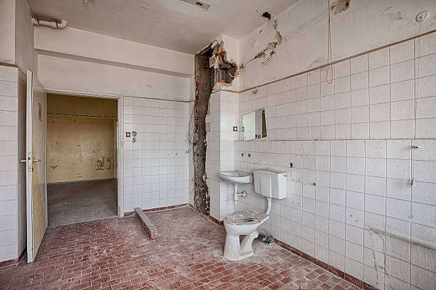 istock Old, abandoned and forgotten building 483187983