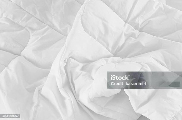 Unordentlich Bett Stockfoto und mehr Bilder von Bettdecke - Bettdecke, Bettbezug, Bett