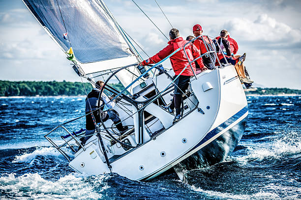 squadra di vela su barca a vela durante la regata - sailboat sailing sports race yacht foto e immagini stock