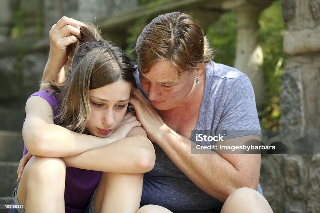 Madre consolare dejected figlia - Foto stock royalty-free di Adolescente