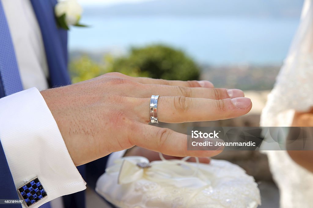 La mariée se trouve sur une bague de mariage - Photo de Adulte libre de droits