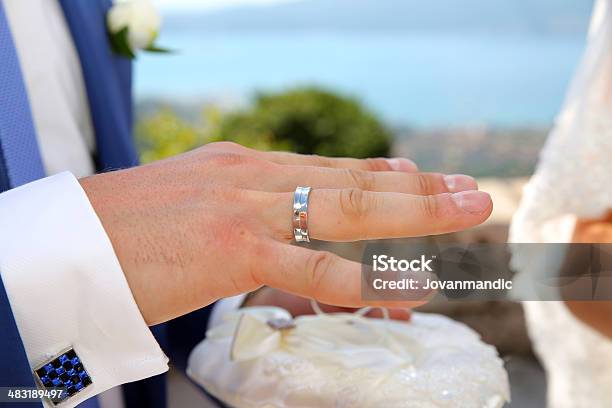 Photo libre de droit de La Mariée Se Trouve Sur Une Bague De Mariage banque d'images et plus d'images libres de droit de Adulte - Adulte, Alliance, Amour