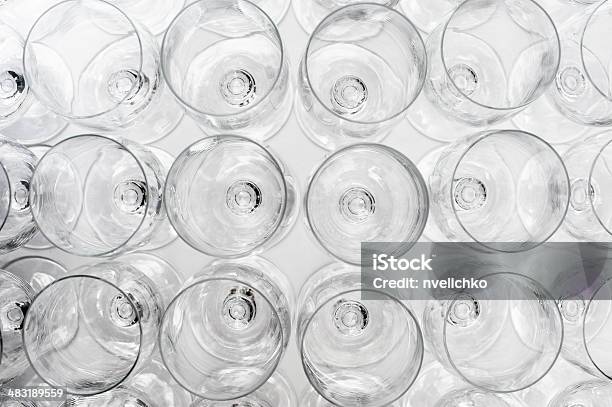 Molti Bicchieri Di Vino Vuota - Fotografie stock e altre immagini di Alchol - Alchol, Bianco, Bibita