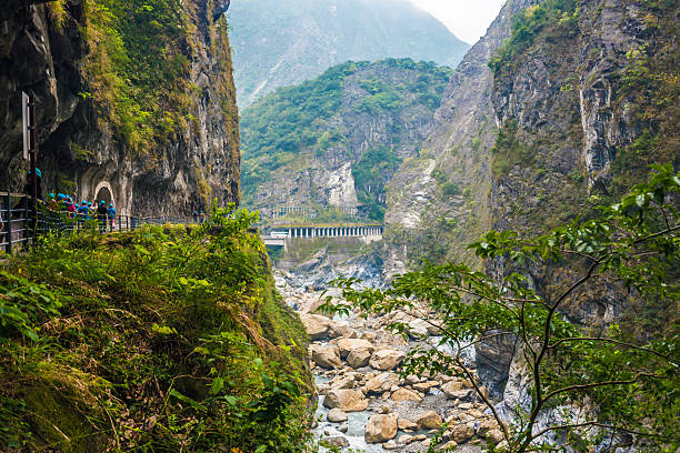 taroko parque nacional del río y de rock - parque nacional de gorge taroko fotografías e imágenes de stock