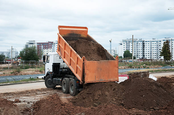 the dumper ciężarówki rozładunku - earth mover working field dirt zdjęcia i obrazy z banku zdjęć