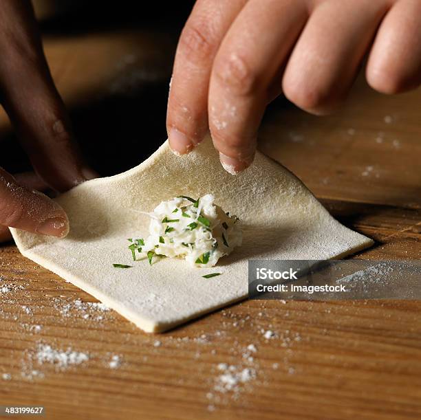Fazer Tortellini - Fotografias de stock e mais imagens de Ricota - Ricota, Adulto, Alimentação Saudável