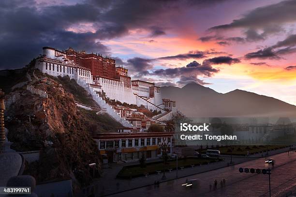 Palácio De Potala Em Amanhecer - Fotografias de stock e mais imagens de Palácio de Potala - Palácio de Potala, Amanhecer, Ao Ar Livre