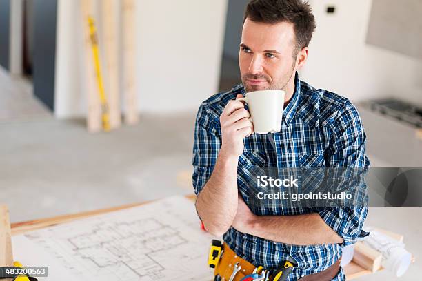 Offene Bauarbeiter Entspannen Mit 1 Tasse Kaffee Stockfoto und mehr Bilder von Berufliche Beschäftigung - Berufliche Beschäftigung, Kaffee - Getränk, Trinken