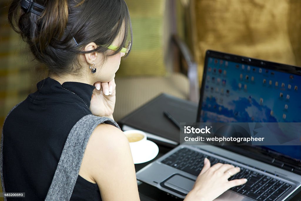 Mujer usando una computadora portátil - Foto de stock de Carpeta de anillas libre de derechos